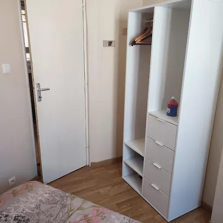 Apartment Joli Pres Deux Quatre Personnes